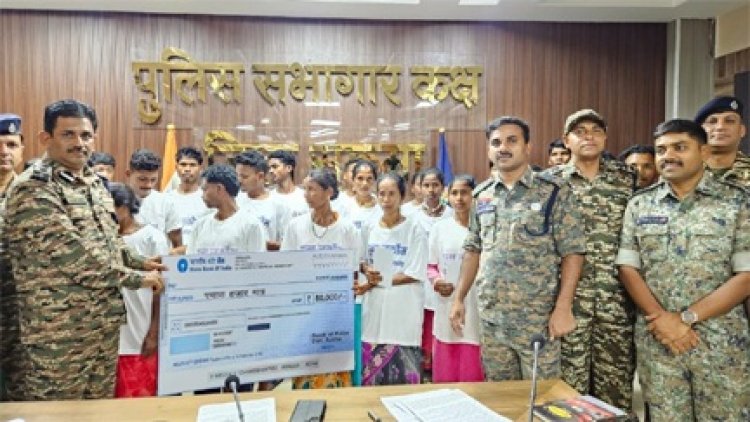 सुकमा में 40 लाख रुपये के इनामी 22 माओवादियों ने किया सरेंडर