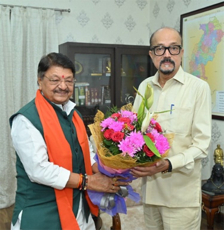 राज्यपाल डेका से मध्य प्रदेश के केबिनेट मंत्री विजयवर्गीय ने की भेंट
