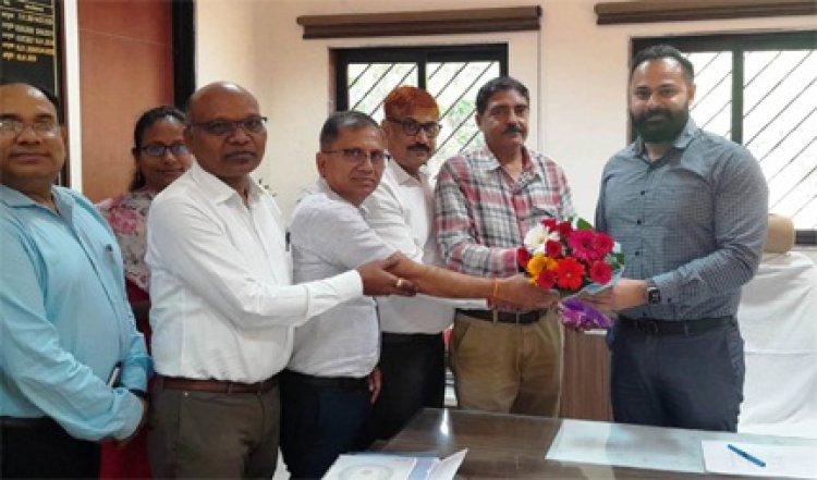 आदिम जाति कल्याण विभाग के नवनियुक्त आयुक्त डॉ.सारांश मित्तर ने संभाला कार्यभार