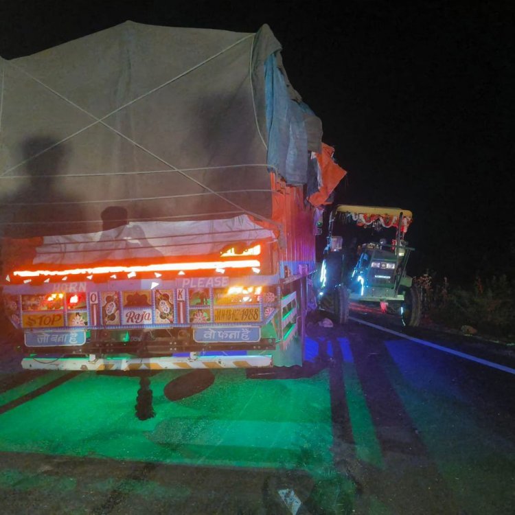 ट्रैक्टर-ट्रॉली को दो मिनी ट्रक ने मारी टक्कर, 2 घायल:तीन बाइक भी टकराईं; NH-46 पर हुआ हादसा