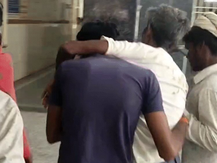 मुरैना के कैलारस में स्ट्रीट डॉग का आतंक:तीन गांवों के 21 से अधिक लोगों को काटा; हाथ-पैर से मांस नोचा, दो गंभीर