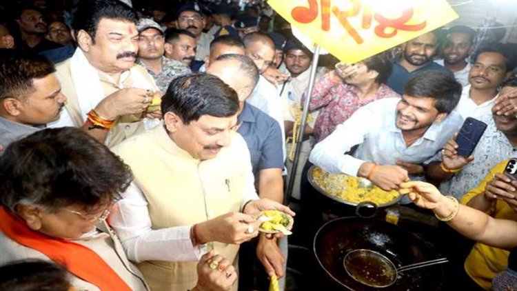 मुख्यमंत्री डॉ. मोहन यादव ने सराफा बाजार में मंत्रियों संग उठाया व्यंजनों का लुत्फ