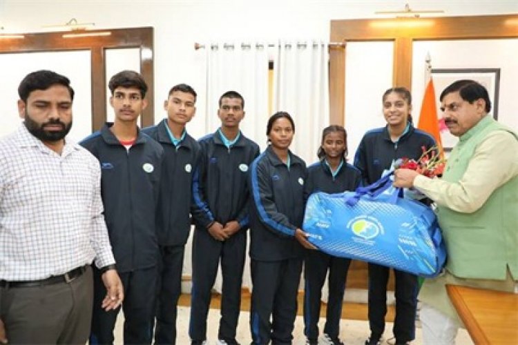 मुख्यमंत्री डॉ. यादव से मिले जर्मनी जाने वाले ग्राम विचारपुर के 5 फुटबॉल खिलाड़ी