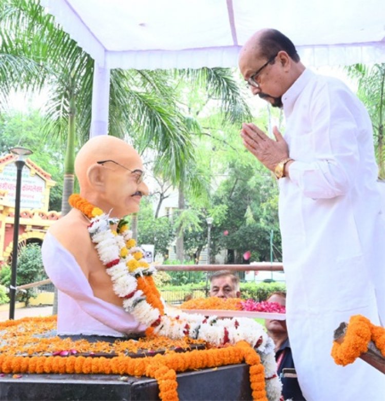राज्यपाल डेका ने महात्मा गांधी और लाल बहादुर शास्त्री को पुष्पांजलि अर्पित की