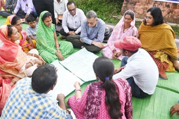 आदि कर्मयोगी अभियान के राज्य नोडल अधिकारी एम. राज मुरूगन कबीरधाम के ग्रामीणों से किया सीधा संवाद