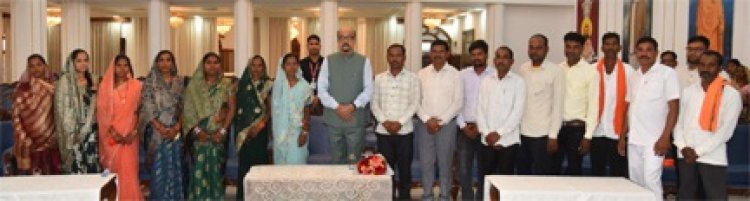 राज्यपाल के गोद ग्राम पंचायत बिजली के ग्रामीणों ने किया लोकभवन का भ्रमण