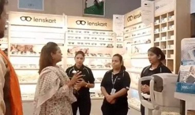 रायपुर: लेंसकार्ट शोरूम में कर्मचारियों को लगाया तिलक