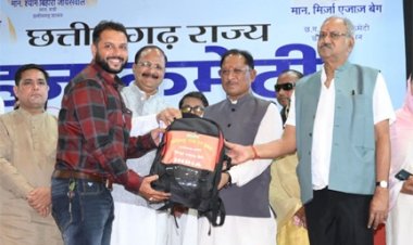 मुख्यमंत्री विष्णु देव साय ने हज यात्रियों को वितरित किया फर्स्ट एड किट: सफल हज यात्रा के लिए शुभकामना देकर यात्रियों का किया स्वागत