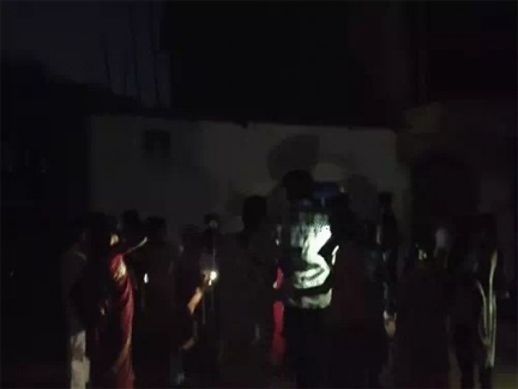 आंधी-तूफान से दीवार गिरी, परिवार मलबे में फंसा